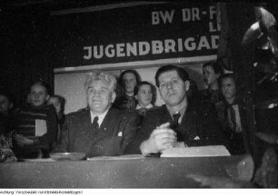 Dresden, Friedrichstadt. Bahnbetriebswerk Dresden-Friedrichstadt, feierliche Übergabe einer "Jugendlokomotive" an die Jugendbrigade "Max Seydewitz" durch den Ministerpräsidenten Max Seydewitz, 8. Oktober 1949