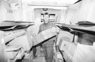 United-Parcel-Service (UPS): Paketzusteller Marco Zich belädt seinen Wagen