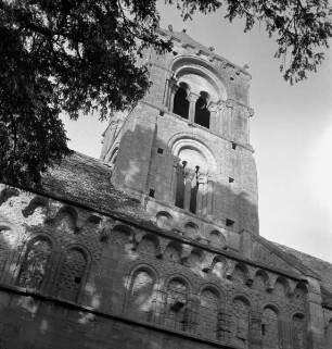 Der Kirchturm von Saint-Pierre in Thaon (Aufnahme im Rahmen der Fotokampagne im besetzten Frankreich)