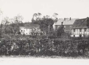 Dorfteich und Wohnhäuser
