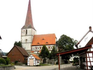 Ansicht von Norden mit Kirche (im Kern Gotisch auf Vorgänger) über Kirchhofmauer in Lage zu ebener Erde am (ehemaligen) Ortsrand