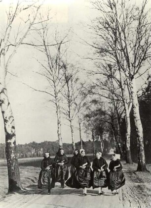 Konfirmandinnen aus Bergen : Kleidung - Hoyerswerdaer Tracht. Ort: Hory pola Wojerec / Bergen bei Hoyerswerda. Konfirmandinnen mit ihren Müttern auf dem Weg zur Konfirmation.