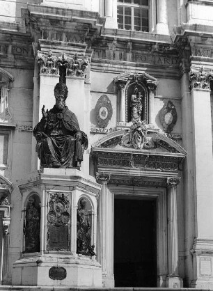 Loreto, Piazza della Madonna. Denkmal für Papst Sixtus V. (1590; A. di B. Calcagni, T. Vergelli)