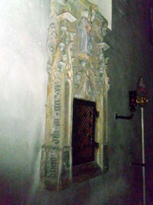Langhaus Innen-Sakramentsschrein mit Ornamentik in Hochrelief-Ausarbeitung sowie Umschrift und Jahr 1411