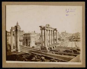 Forum Romanum, Rom: Blick Richtung Colosseum mit Vespasian- und Saturn-Tempel und Septimus-Severus-Bogen