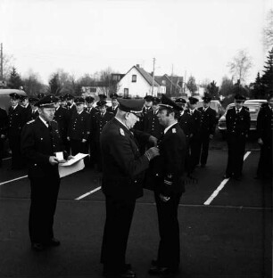 Freiwillige Feuerwehr Klein Wesenberg: Alte Dorfstraße: Parkplatz vor Feuerwehrgerätehaus: Auszeichnung für Wehrführer Herbert David: Überreichung des Deutschen Feuerwehr-Ehrenkreuzes in Gold durch den Vizepräsidenten des Deutschen Feuerwehrverbandes, Paul Augustin: dahinter angetretene Feuerwehr und Jugendfeuerwehr: hinten Pkws: im Hintergrund Bäume und Häuser