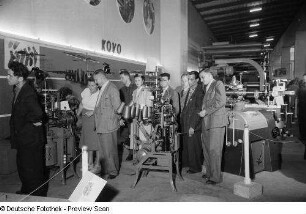 Exponate der Textilindustrie der sowjetischen Sektion auf der Leipziger Herbstmesse 1954