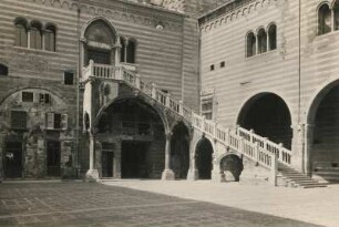 Verona. Rathaus. Hof mit Treppenaufgang (1301/1400)