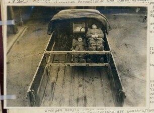 Foto eines zum Transport von Verwundeten eingerichteten Lastkraftwagens mit drei Soldaten beladen