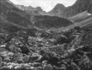 Im Gebirge : Blick über ein felsiges Gebirgstal