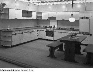 Ausstellungskoje mit Anbauküche (1981; VEB Möbelkombinat Berlin (MKB))
