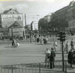 Berlin. Wohn- und Geschäftshäuser, Müllerstraße/Ecke Seestraße. Blick über eine Straßenkreuzung