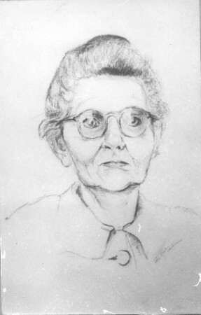 Weibliches Porträt mit Brille : Weibliches Porträt mit Brille. Kohlezeichnung (nach 1945; E. Richter). Dresden-Striesen, Borsbergstraße 11, Atelier der Künstlerin