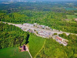 Bundesautobahn 1: Luftbild des Rastplatzes Buddikate in Blickrichtung Westen