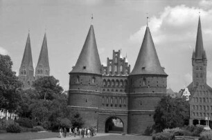 Lübeck: Holstentor vom Holstenplatz