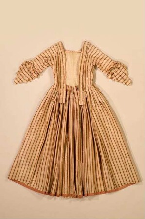 Manteau für ein zweiteiliges Frauenkleid in englischem Schnitt