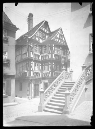 Rathausgasse, Haus der vier Gekrönten und Treppenaufgang zum alten Rathaus