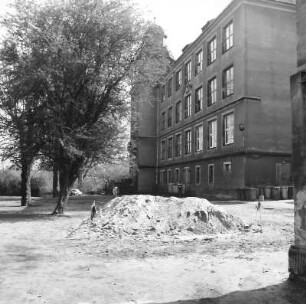 Dresden-Leubnitz-Neuostra, Heiligenbornstraße 15. 68. Grundschule Am Heiligen Born (1907). Haupteingangsseite von Südwest