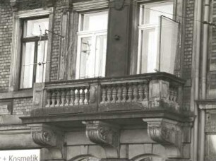 Dresden-Neustadt, Bischofsweg 56. Wohnhaus mit Laden (um 1895). Balkon (1. Obergeschoß)