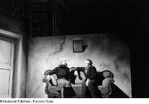 Szenenbilder aus dem Drama "Die Illegalen" von Günther Weisenborn am Hebbel-Theater Berlin : Szene mit Ernst Wilhelm Borchert (rechts) und Lu Säuberlich (links)