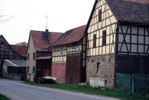 Dorfstraße mit Wirtschaftsgebäuden und Wohnhäusern