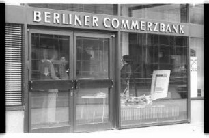Kleinbildnegative: Unterschriftenaktion der HBV, Berliner Commerzbank, 1980