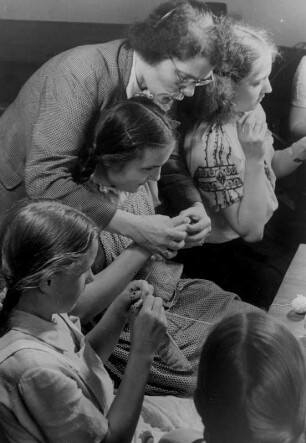 Blinden Schule Finkenau Hamburg 1949 : Hamburg-Uhlenhorst. In der städtischen Blindenschule in der Finkenau 42 lernen blinde und sehbehinderte Schülerinnen das Häckeln und Stricken.