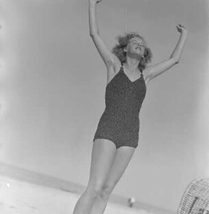 Frau im Badeanzug am Strand