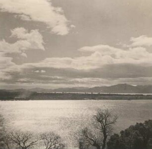 China. Qiantang-Fluß bei Hang-Tschou (Hangzhou) nahe der Jangtse-Mündung von der "Pagode der sechs Harmonien", jenseits ein Zug der Yushan-Eisenbahn