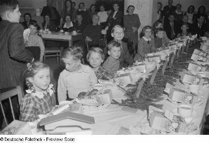 Kinder an einer Tafel sitzend