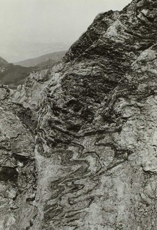 Pyrenäen. Pic du Midi. Im Oligozän gefaltete jungmesozoische Schichtkomplexe