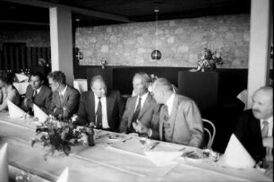 Freiburg: Konferenz Essen im Hotel Jägerhäusle, mit Oberbürgermeister Keidel, Direktor ? und Stadträte