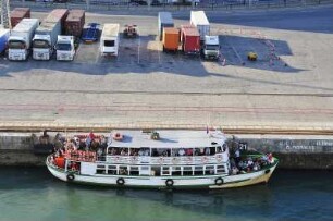 Cadiz - Ausflugsschiff : Ein kleines Ausflugsschiff liegt am Kai im Hafen. Aufgenommen am 12. Oktober 2009 in der spanischen Hafenstadt Cadiz