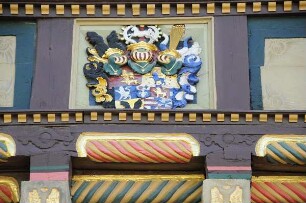 Wappen in Halberstadt : Bei alliierten Bombenangriffen wurde die Fachwerkstadt am nördlichen Harzrand am 8. April 1945 zu 82 Prozent zerstört. Erst nach 1990 wurde die Innenstadt wieder aufgebaut, wurden viele alte Häuser saniert. Bild: Wappenschmuck an einem Fachwerkhaus am Domplatz. Aufgenommen in Halberstadt im Mai 2008