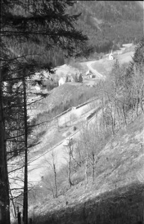 Höllental: Blick von der oberen Kurve auf drei Straßen