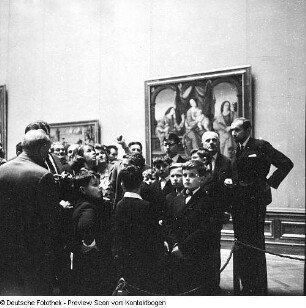Gruppe mit Kindern (Delegation?) in der Gemäldegalerie Alte Meister
