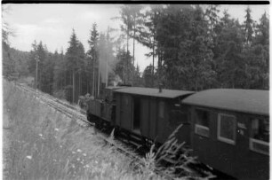 Strecke Neufra - Gammertingen, Lok 12 in voller Kraftentfaltung, im "Hohenzollernzug", denkmalgeschützt seit 2004, blieben der Packwagen und der Personenwagen von 1901 erhalten