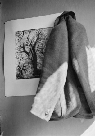 Herrenjacke vor einem Kunstdruck