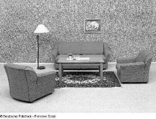 Wohnzimmermöbel (1982; VEB Möbelkombinat ¿neuzera¿ Rathenow). Sitzgruppe (Modell EW 704) und Couchtisch (Modell C 23)