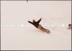 Sich in den Schnee fallen lassende Person (Altersgruppe 14-17)