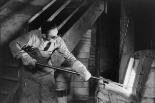Halle. Porzellanwerk Lettin. Arbeiter am Brennofen