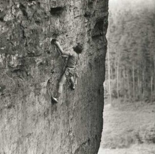 Sächsische Schweiz. Rauschenstein bei Schmilka. Bernd Arnold am Abschneider zur Langen Nordwest-Wand, Erstbegehung 2. Juli 1984