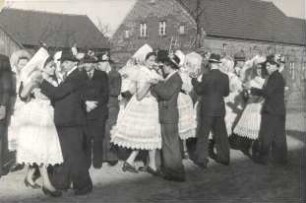 Fastnacht : Mitglieder des Fastnachtsumzuges beim Tanz
