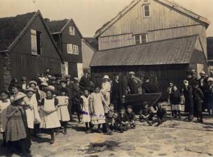 Thorshaven/Färöer Inseln (Dänemark). Gruppenbildnis mit Touristen und einheimischen Kindern an einem auf Land liegenden Ruderboot