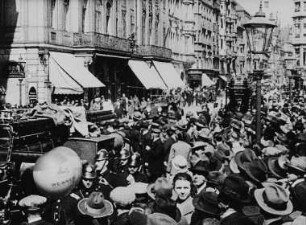 Szene aus einem Straßenverkehrslehrfilm: Feuerwehrübung auf dem Altmarkt (Altstädter Rathaus mit Blick in die Schloßstraße)