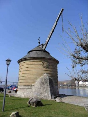 Stadtbild - Hafen-Mainkran von Osten mit vorgelagertem Eisbrecher sowie Wappenkartuschein Übersicht
