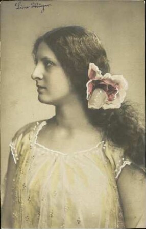 [Frau mit Haarschmuck]