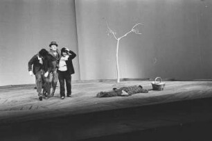 Szenenbilder aus "Warten auf Godot", Theaterstück von Samuel Beckett. Schiller-Theater Berlin, Februar 1965