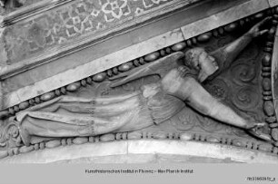 Reliefs am Portalgiebel - Portalgiebel