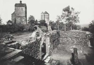 Stolpen. Burg. Seigerturm (um 1509) und Johannisturm (auch Coselturm; 1509). Blick über die Burgkapelle nach Nordost